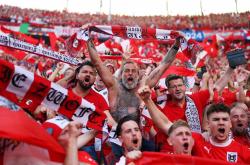 开云体育网页版登录入口-足球比赛现场气氛火爆，球迷激情高涨