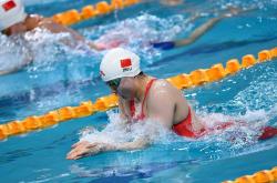 开云体育在线-游泳天才夺金牌！女选手创造新纪录