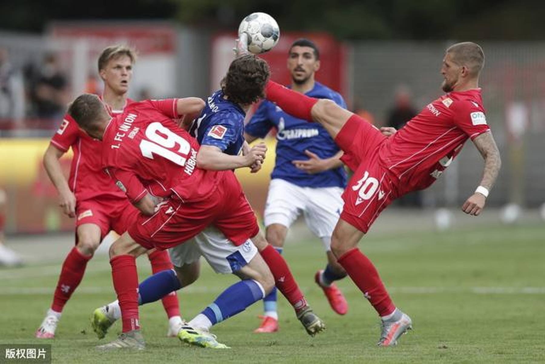 圣埃蒂安客场逼平里尔，领先位置不变的简单介绍