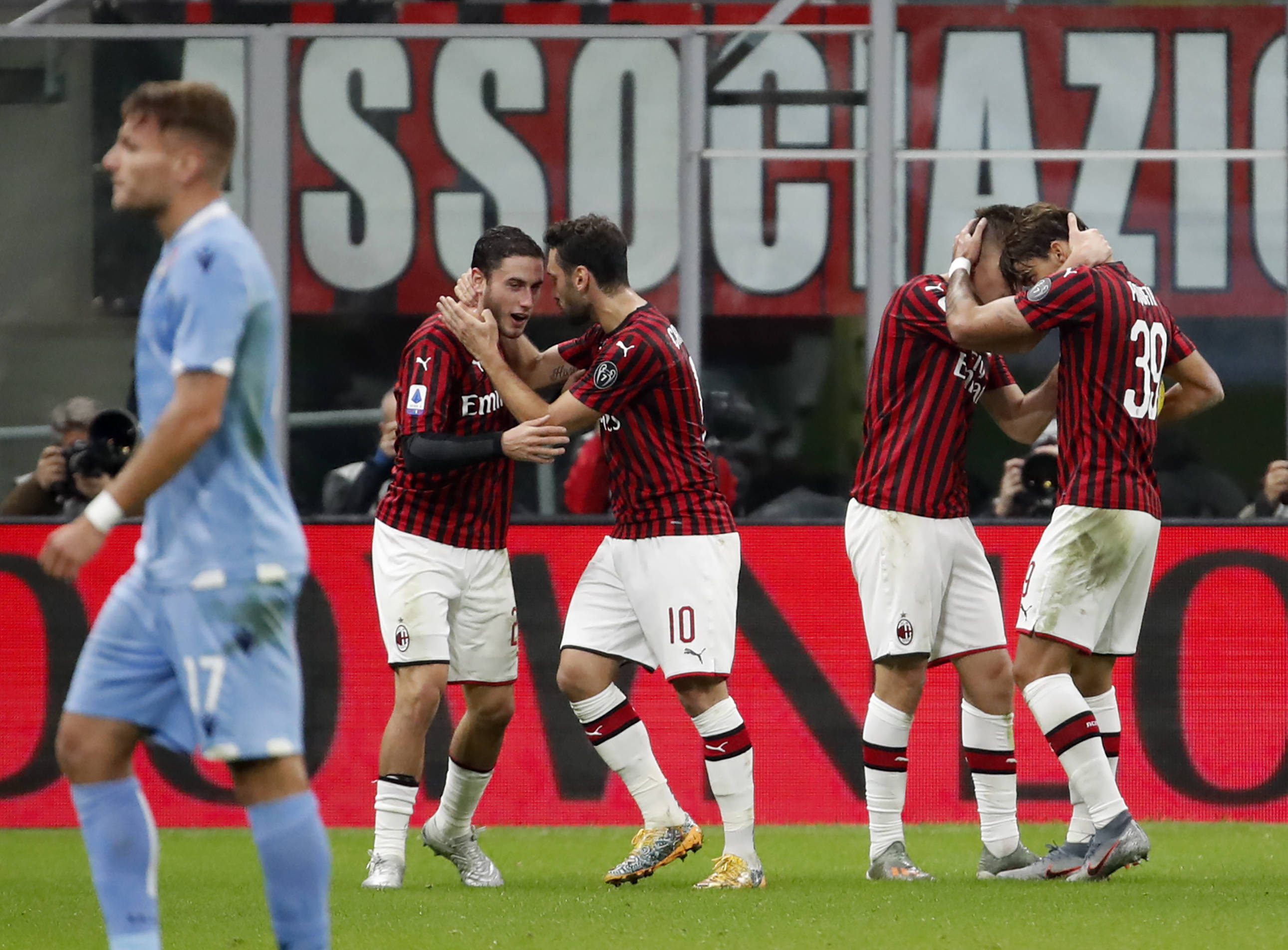 关于荷甲豪门阿贾克斯集结备战下轮比赛冲刺的信息