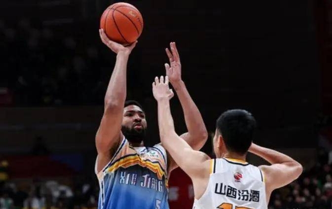 新疆队再次逆袭，绝地反击帮助球队翻盘