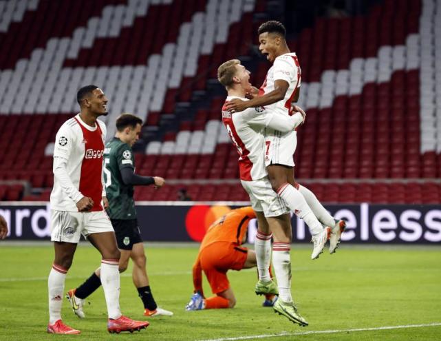 关于阿贾克斯斩获胜利，豪取三分积极进军的信息