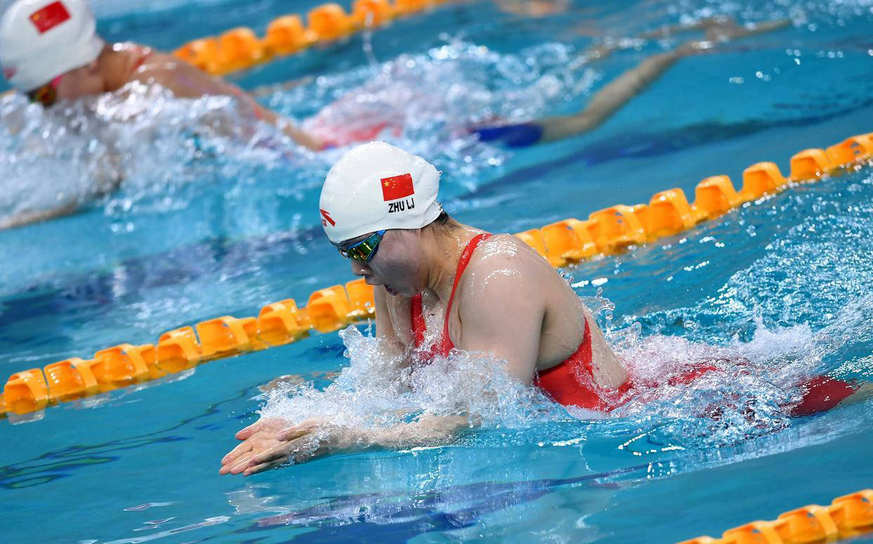 游泳天才夺金牌！女选手创造新纪录