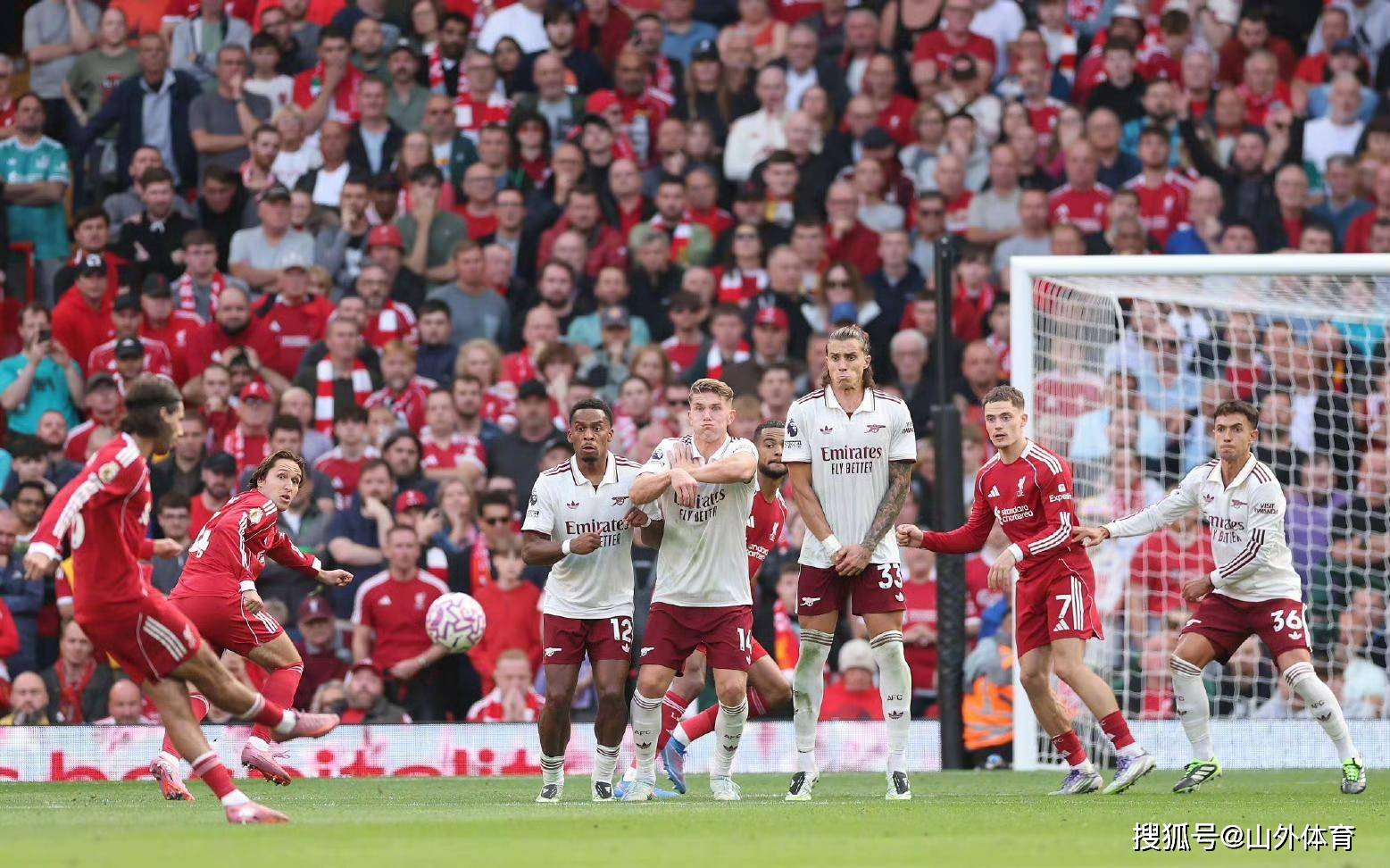 利物浦队客场失利，英超资格悬念重重