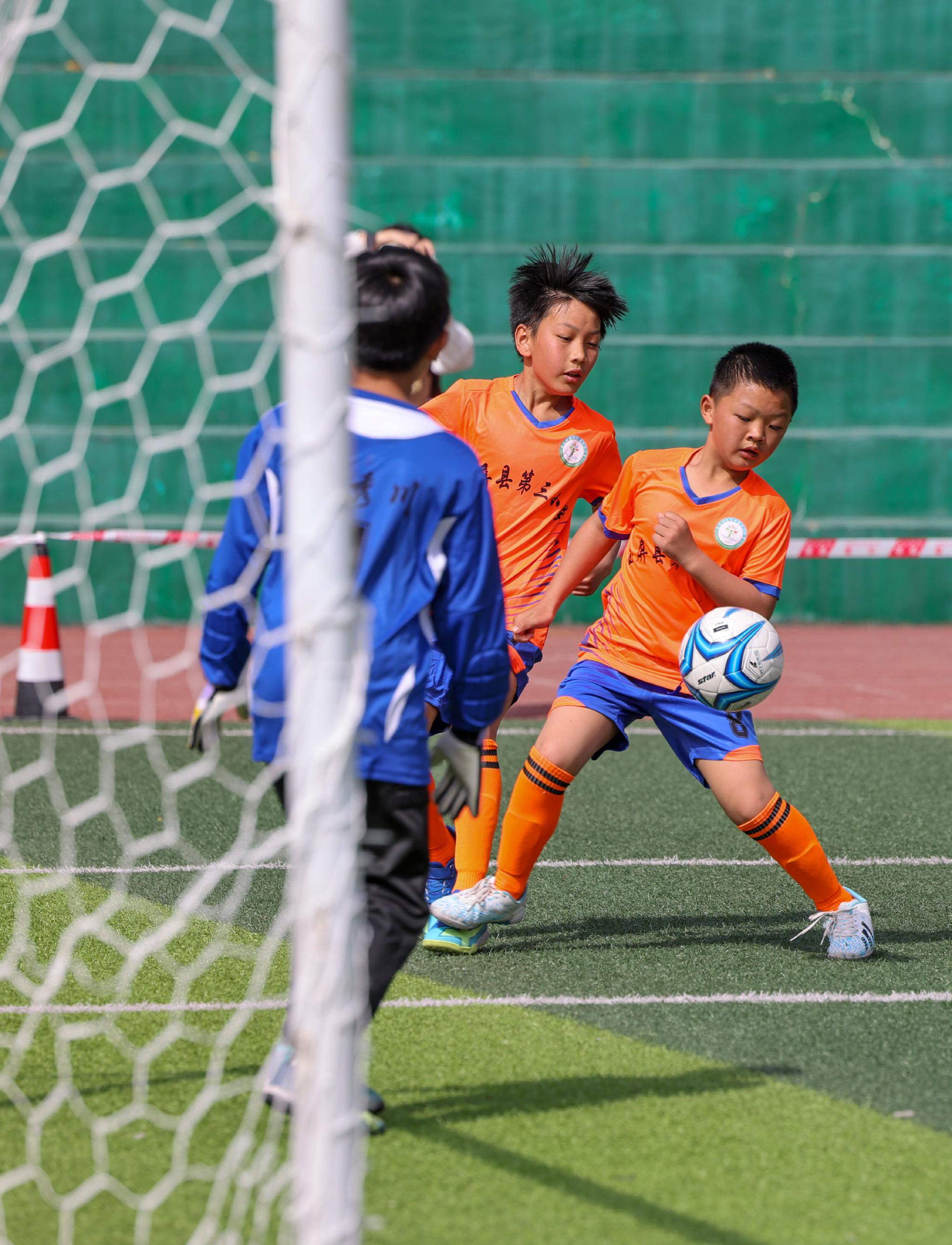 争霸正酣!国内足球比赛争夺正酣 争霸正酣!国内足球比赛争夺正酣
