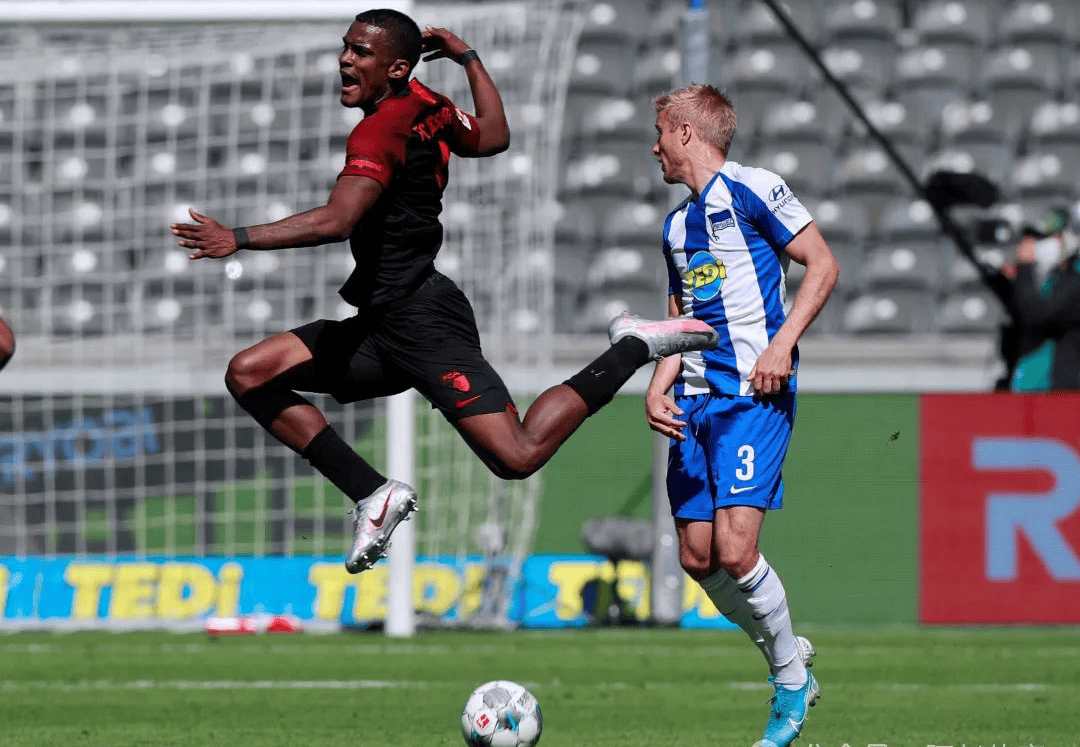 柏林赫塔全队合力拼搏，成功击败对手取得胜利