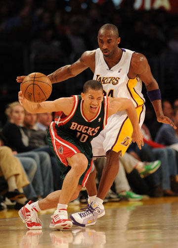 雄鹿击败公牛，科比出场得分亮眼