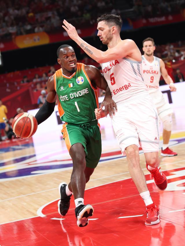 波兰篮球队团结一心闯进决赛 波兰篮球队团结一心闯进决赛